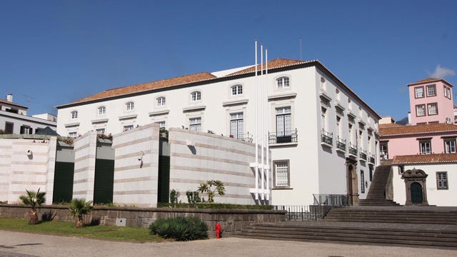 Imagem de Assembleia da Madeira iluminada de azul esta noite