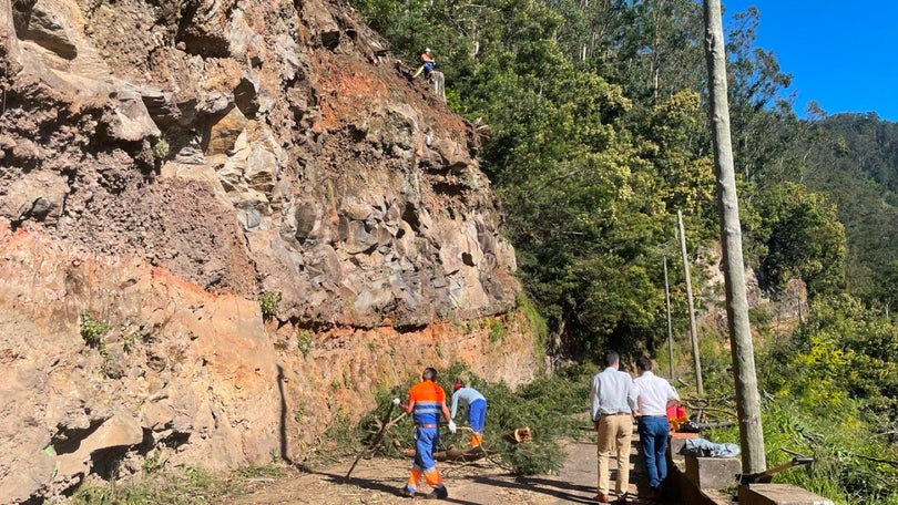 Imagem de Retiradas 18 toneladas de rochas e terra