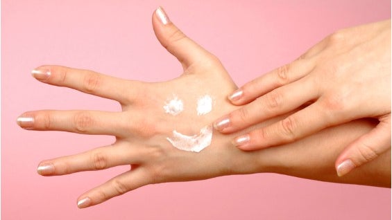 Imagem de Covid-19: Dermatologistas advertem que é preciso hidratar as mãos depois de desinfetar