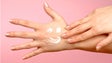 Covid-19: Dermatologistas advertem que é preciso hidratar as mãos depois de desinfetar