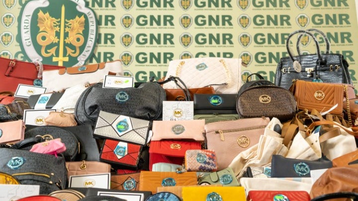 Imagem de GNR apreendeu 1 306 artigos contrafeitos no Funchal, Santa Cruz e Machico