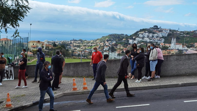 Imagem de Adeptos aplaudem treinador e contestam presidente