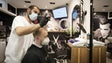 Barbearias, cabeleireiros, serviços de beleza e estética reabrem com normas apertadas