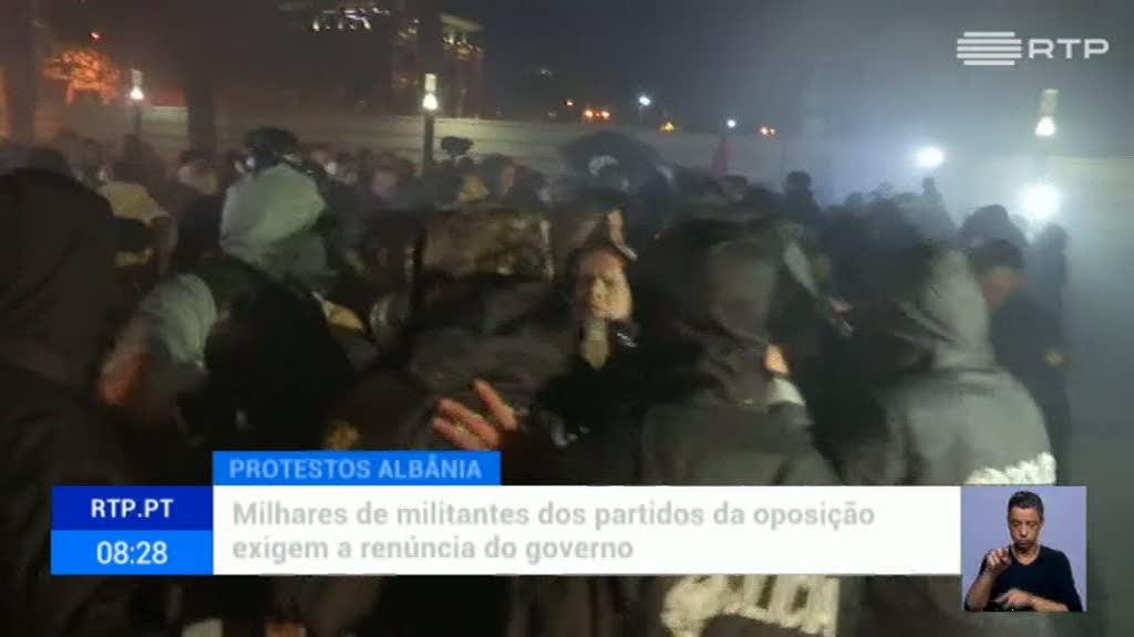 Manifestantes e pol�cia envolveram-se em confrontos na Alb�nia