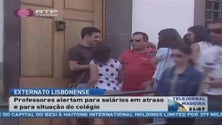 Imagem de Funcionários e professores do Lisbonense manifestam-se à porta da escola