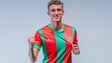 Imagem de João Castro, de 17 anos, assina contrato profissional com o CS Marítimo