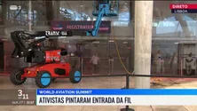 Imagem de Ativistas climáticos pintaram fachada da FIL que acolhe evento sobre aviação