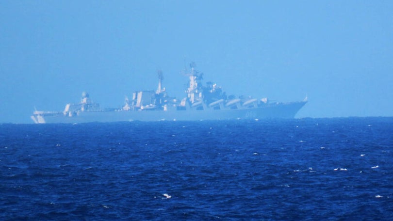 Imagem de Marinha acompanha passagem de navios russos ao largo da costa
