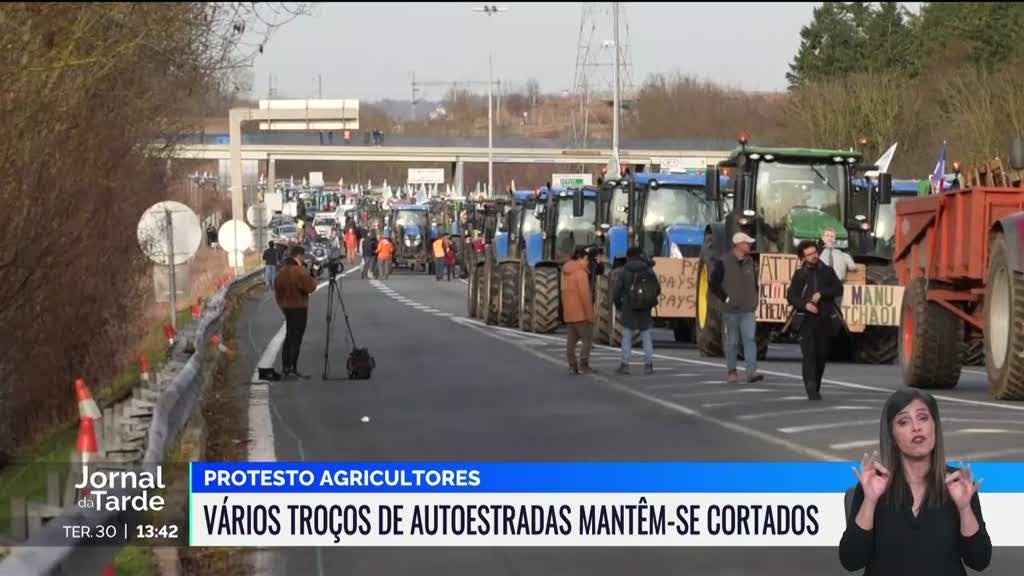 França. Centenas de agricultores pernoitam nas estradas em protesto