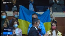 Imagem de Ucranianos aplaudidos de pé no parlamento (vídeo)