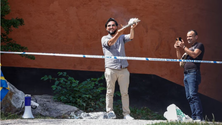 Imagem de Homem queima exemplar do Corão em frente a mesquita em Estocolmo