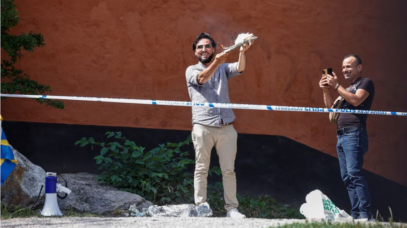 Imagem de Homem queima exemplar do Corão em frente a mesquita em Estocolmo
