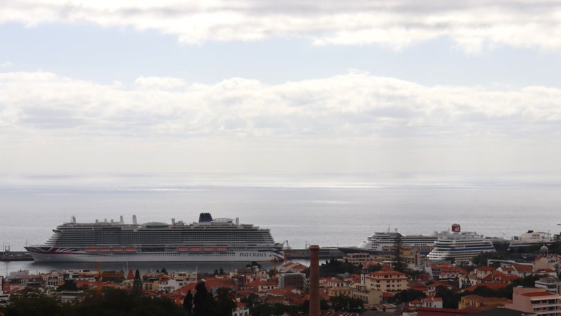 Porto do Funchal com lotação esgotada
