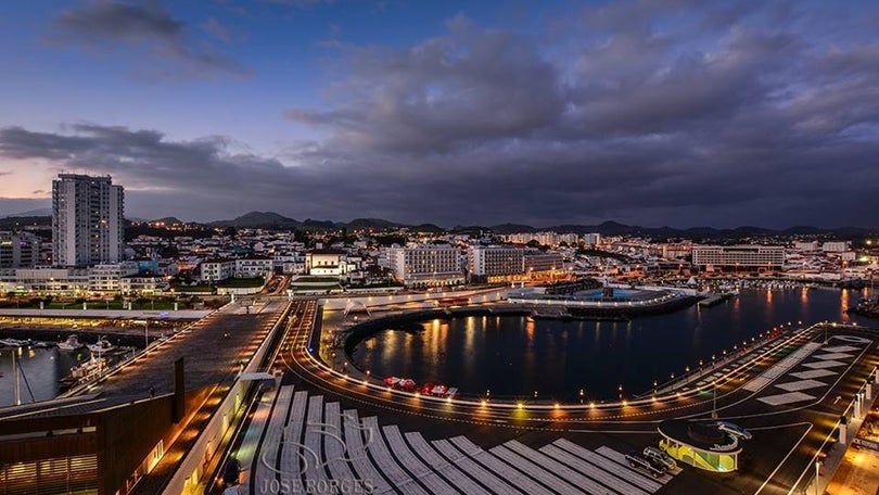 “Postal para Ponta Delgada nos 470 anos!
Menina do meu viver!”
José Manuel Santos Narciso