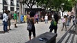 Imagem de Grupo de pessoas manifesta-se nas ruas do Funchal contra a asfaltagem da Estrada das Ginjas