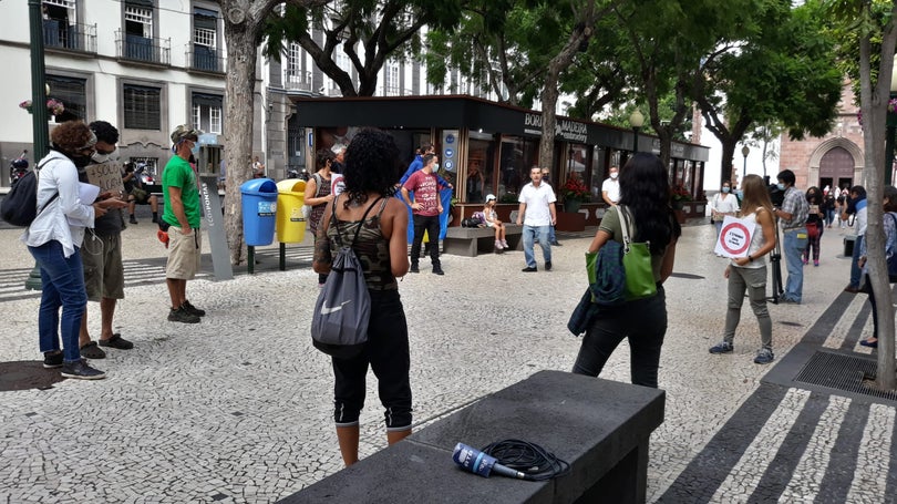 Imagem de Grupo de pessoas manifesta-se nas ruas do Funchal contra a asfaltagem da Estrada das Ginjas