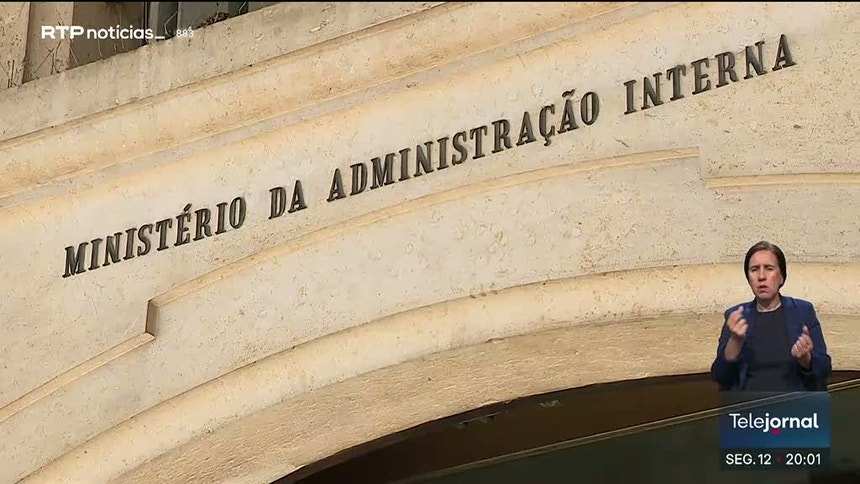 Secretário-geral demitido. Carrilho fala em 