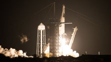 Imagem de Crew Dragon a caminho do espaço
