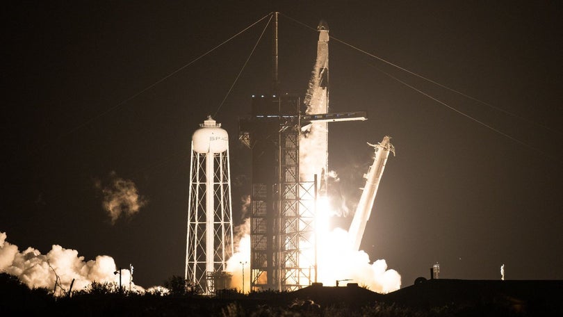 Imagem de Crew Dragon a caminho do espaço