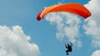 Imagem de Praticante de parapente preso numa encosta