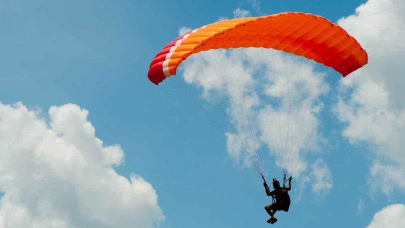 Imagem de Praticante de parapente preso numa encosta