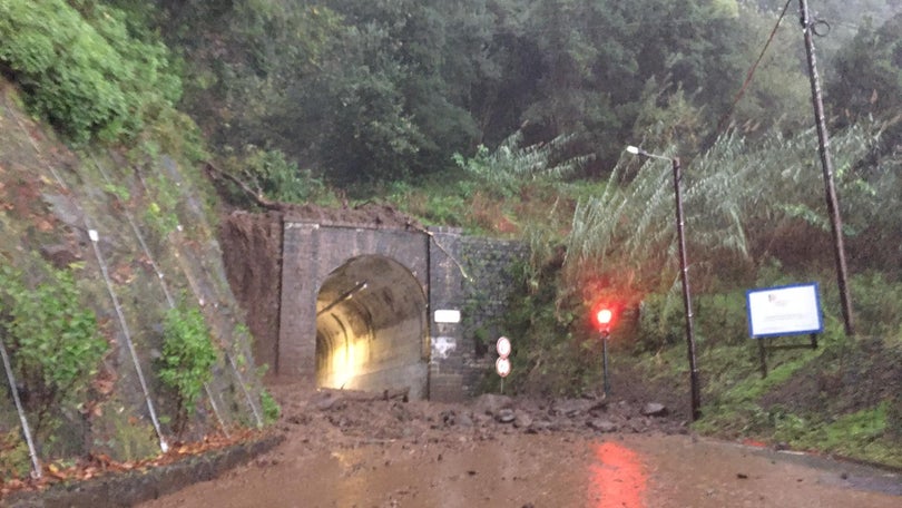 Imagem de Mau tempo: Derrocada junto ao túnel que liga o Arco de São Jorge e a Boaventura
