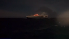 Imagem de Complica-se o incêndio no navio ao largo dos Açores (Vídeo)