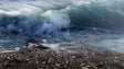 Imagem de Tsunami destrutivo com ondas de altura ameaçadora para a vida