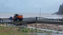 Imagem de Máquina trabalha junto à ribeira da Madalena do Mar (vídeo)