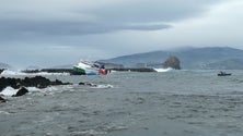 Imagem de Evitar problemas ambientais é a preocupação das autoridades no caso do navio encalhado no Pico (Vídeo:Especial Informação RTP-A)