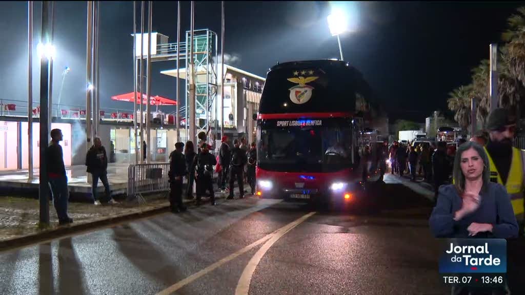 Imagem de Mourinho admite que Benfica deixa de estar na luta pelo título entre críticas a jogadores