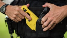 Imagem de PSP neutralizou ontem uma mulher no Caniço com recurso a arma de eletrochoque