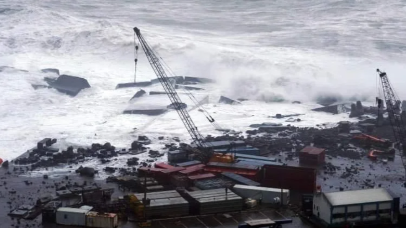 Imagem de Mar causa estragos no porto das Lajes