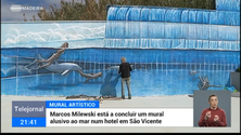 Imagem de Marcos Milewski está a concluir mural em São Vicente (vídeo)