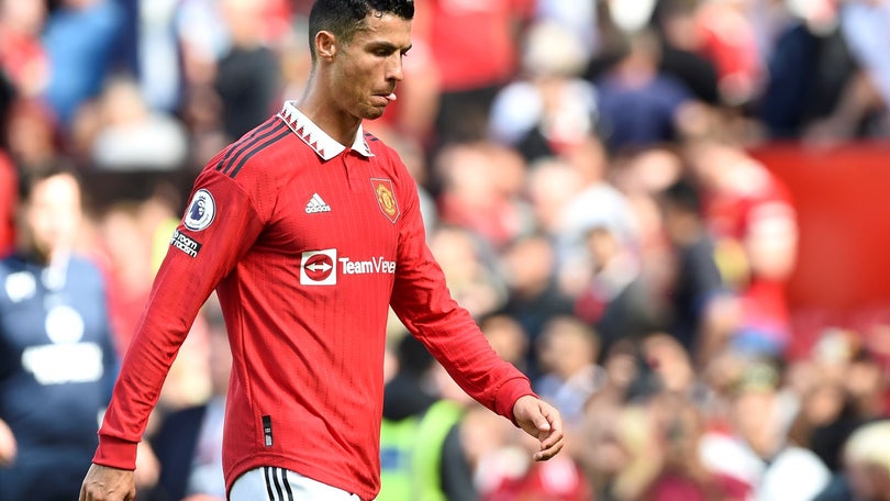 United desilude na estreia com Ronaldo no banco