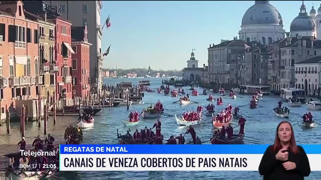 Dezenas de gôndolas passaram nos canais de Veneza com Pais Natais