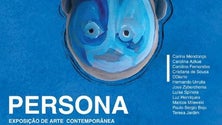 Imagem de Artistas plásticos e artistas de palco juntos na exposição “Persona”