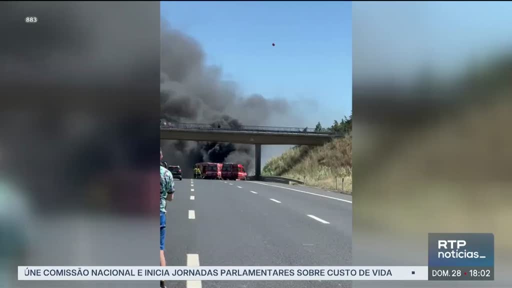 Imagem de Autocarro de passageiros ardeu na A8