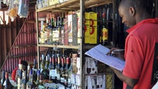 Imagem de Covid-19: África do Sul volta a proibir venda de bebidas alcoólicas face a aumento de casos