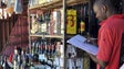 Imagem de Covid-19: África do Sul volta a proibir venda de bebidas alcoólicas face a aumento de casos