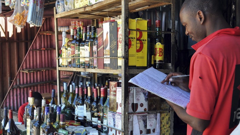 Imagem de Covid-19: África do Sul volta a proibir venda de bebidas alcoólicas face a aumento de casos