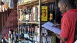 Covid-19: África do Sul volta a proibir venda de bebidas alcoólicas face a aumento de casos
