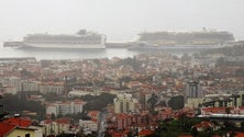 Imagem de Porto do Funchal com dois navios que trazem mais de 10 mil pessoas