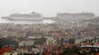 Imagem de Porto do Funchal com dois navios que trazem mais de 10 mil pessoas