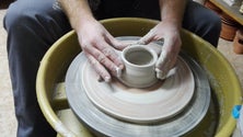 Imagem de Artesã terceirense promove workshop iniciação de cerâmica (Vídeo)