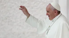 Imagem de Papa pede regresso à paz na Ucrânia à chegada ao Cazaquistão