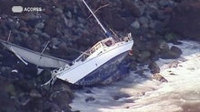 Imagem de Veleiro encalhado no Faial não constitui perigo (Vídeo)