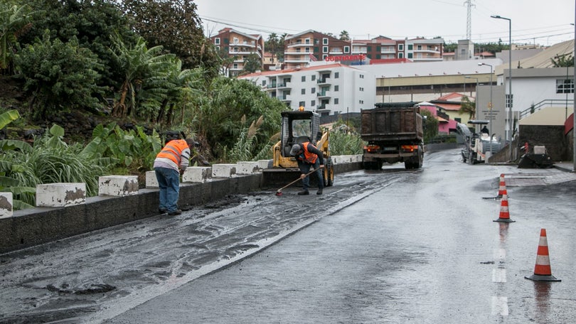 Imagem de Câmara de Lobos inicia regularização do asfalto em 24 estradas municipais