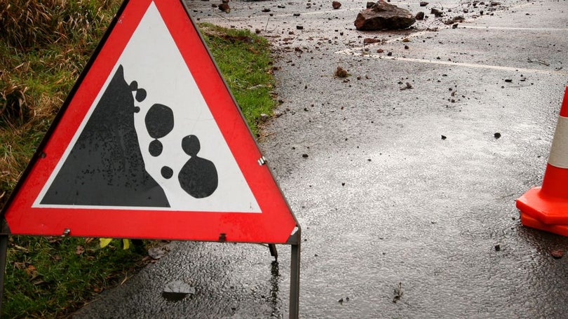 Imagem de Derrocada encerra estrada entre São Vicente e Porto Moniz
