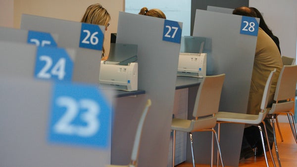 Imagem de Apenas um Conservador dos Registos em função na Madeira